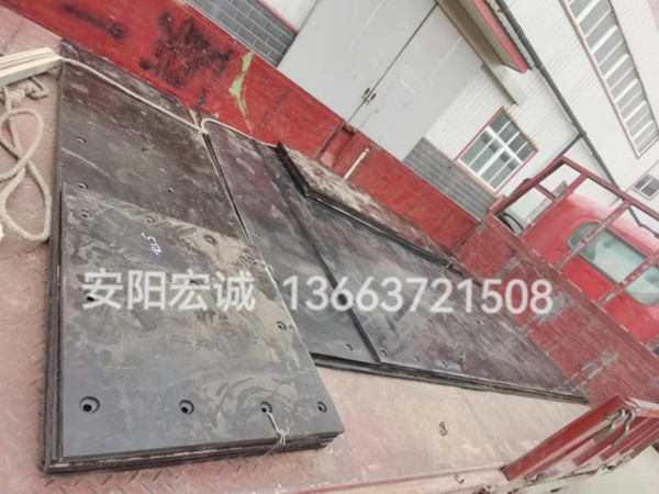 自卸車(chē)車(chē)底滑板發(fā)貨南寧，安陽(yáng)宏誠(chéng)自卸車(chē)車(chē)底滑板卸車(chē)沒(méi)煩惱！